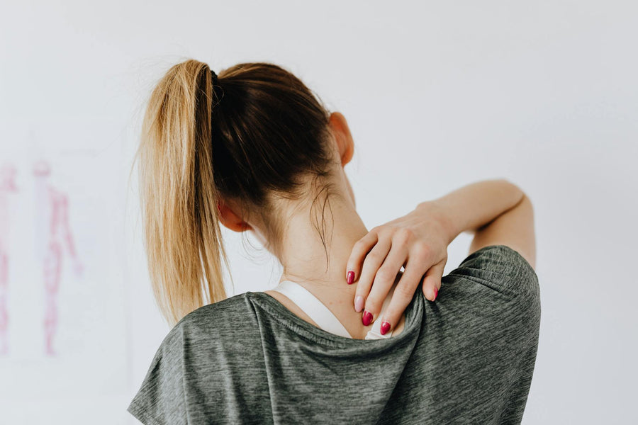 Mal de dos : 7 causes fréquentes et solutions naturelles pour le soulager durablement