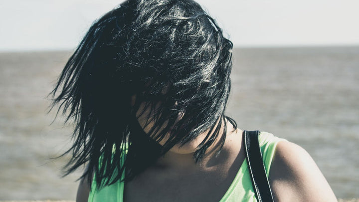 Pourquoi tes cheveux deviennent ternes (et comment leur redonner vie naturellement)