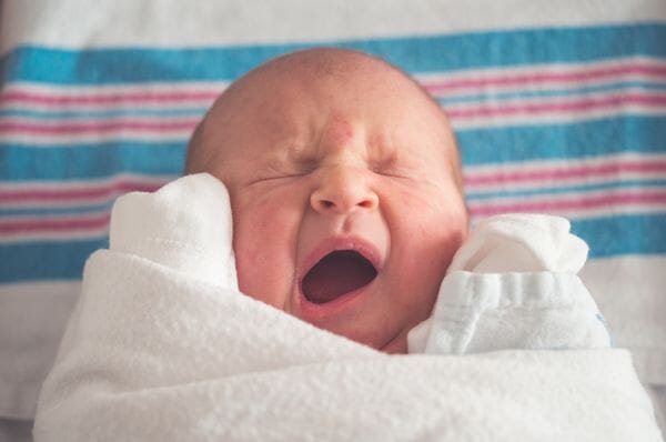Acné chez le bébé : comprendre, soulager et traiter naturellement