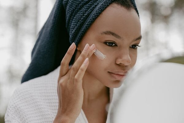 Bien hydrater et protéger ma peau acnéique