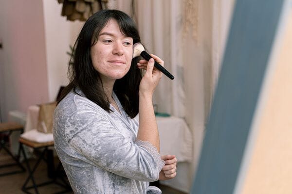 Comprendre et traiter naturellement les boutons d’acné chez l'adulte