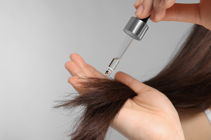Huile de jojoba pour les cheveux : Bienfaits, utilisation et conseils