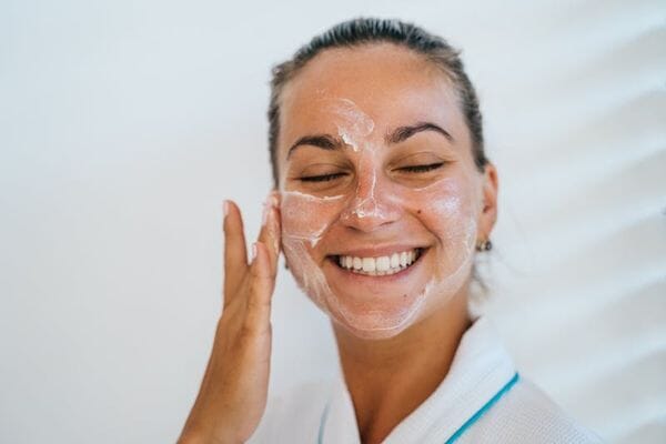 La crème hydratante, un indispensable pour une peau sans acné