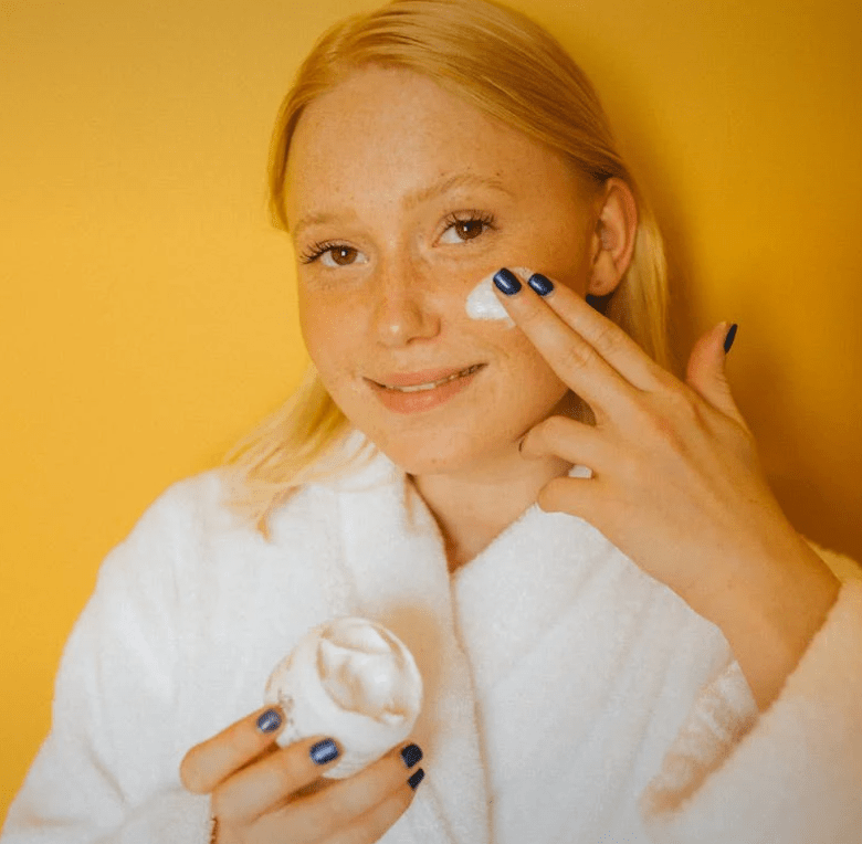 La routine skincare efficace pour une peau sans acné : quelle crème choisir ?
