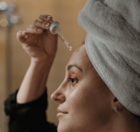 Le rétinol contre l’acné. On vous dit tout sur cet actif naturel à la mode.