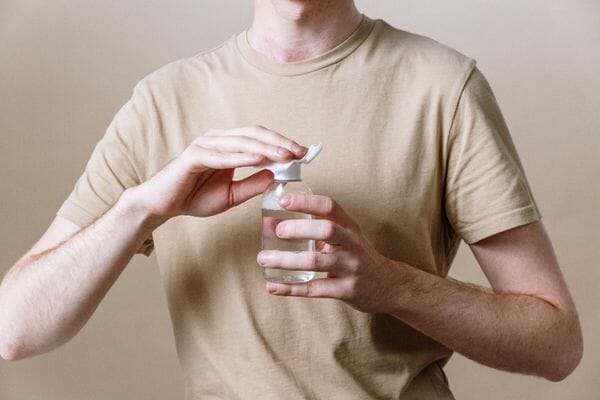 L'eau micellaire est-elle adaptée aux peaux acnéiques ?