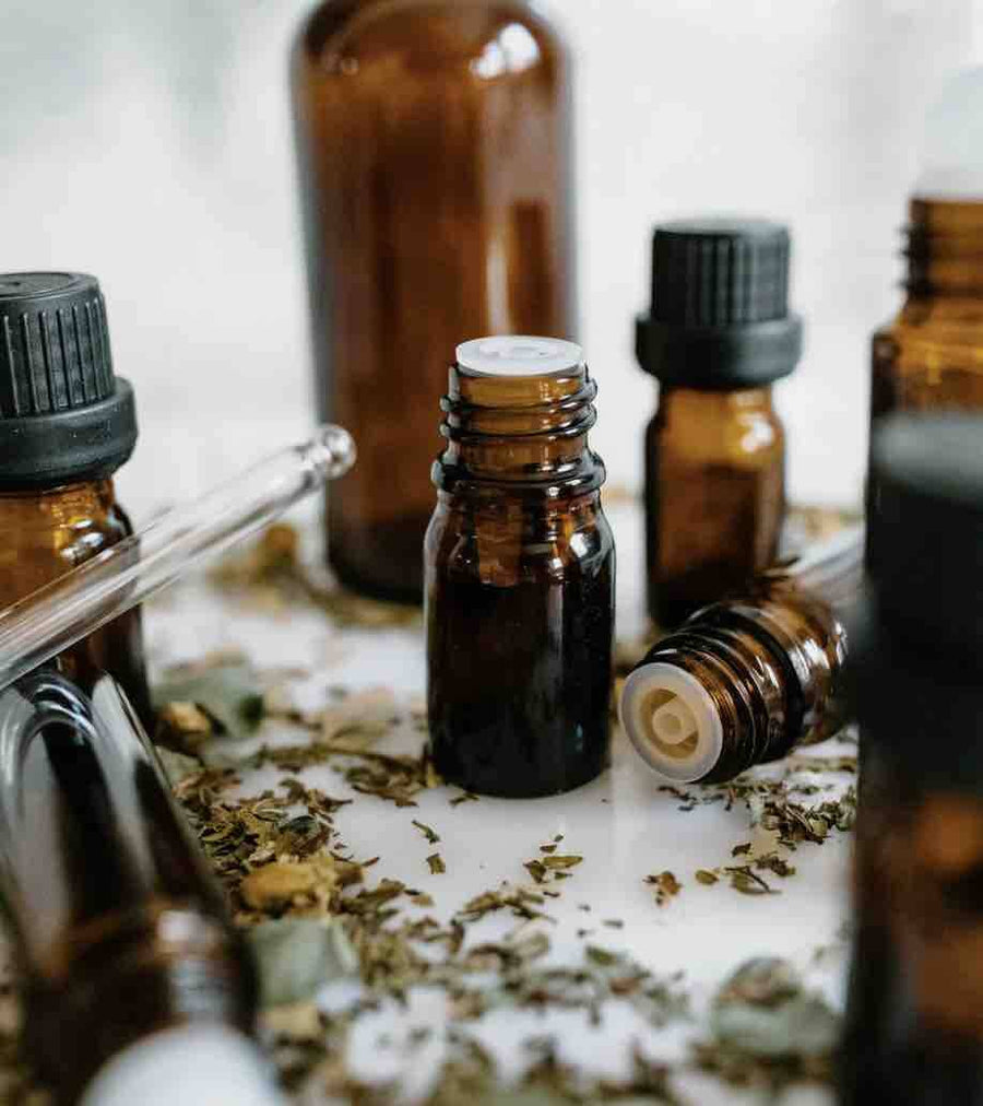 Les huiles essentielles : une solution naturelle et efficace pour les problèmes de peau