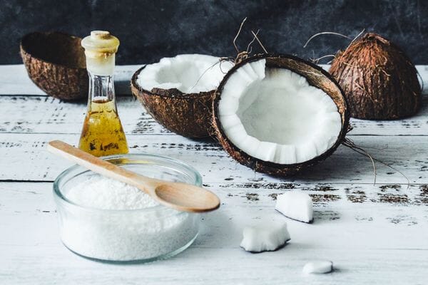 L'huile de coco, bonne ou mauvaise idée pour une peau sans imperfections ?