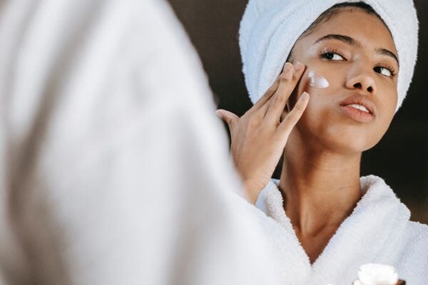 Quelle crème choisir pour éradiquer les boutons sur le visage ?