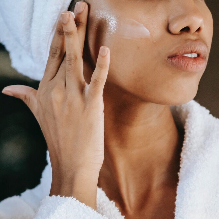 Quelle routine de soins naturels adopter pour une peau acnéique ?