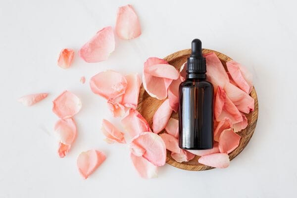 Tu as de l’acné ? Ces actifs naturels indispensables pour réguler ta peau