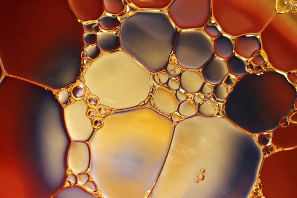 Zoom sur l'acide glycolique : une solution naturelle contre l'acné